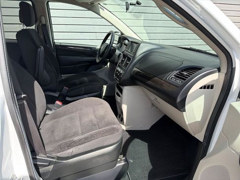Used 2018 Dodge Grand Caravan SE FWD image 10