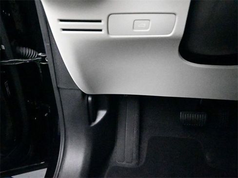 Used 2025 Volvo XC40 B5 Ultra image 16