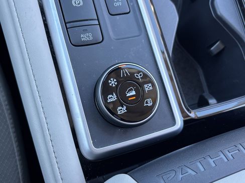 Used 2024 Nissan Pathfinder SL image 4