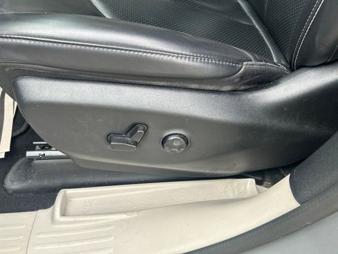 Used 2023 Chrysler Pacifica Touring-L FWD image 16