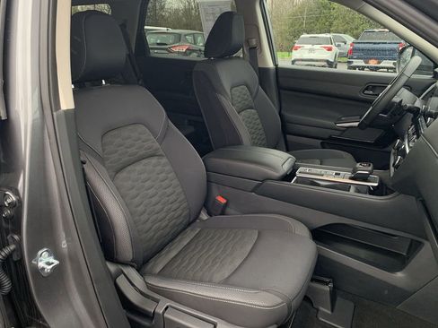 Used 2025 Nissan Pathfinder SV image 24