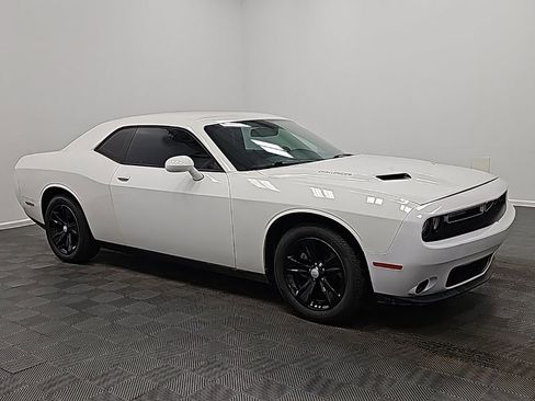 Used 2015 Dodge Challenger SXT image 1