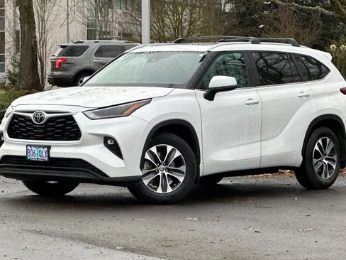 Used 2023 Toyota Highlander XLE image 1