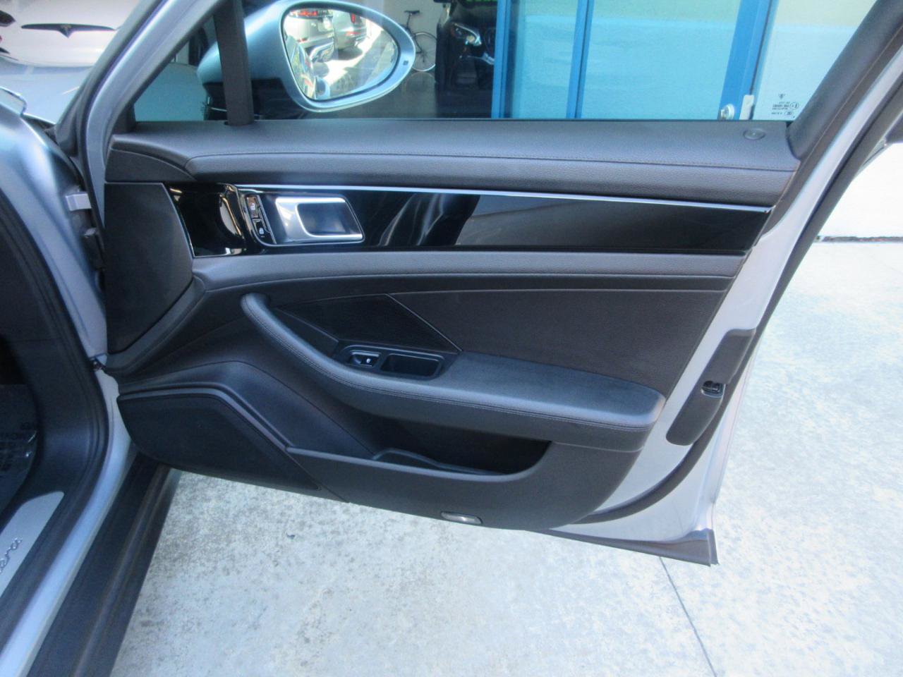 Used 2019 Porsche Panamera RWD image 22