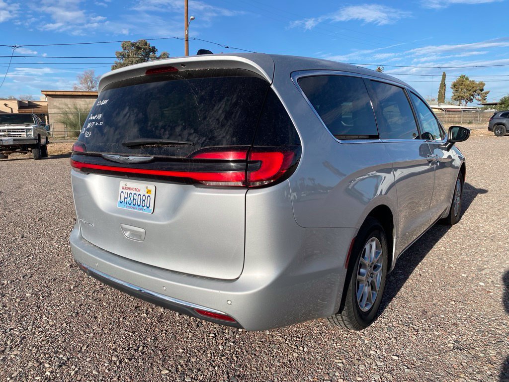 Used 2023 Chrysler Pacifica Touring-L FWD image 4
