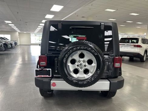 Used 2014 Jeep Wrangler Unlimited Sahara w/ Connectivity Group AWD/4WD image 7