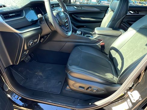 New 2025 Jeep Grand Cherokee L Altitude image 16