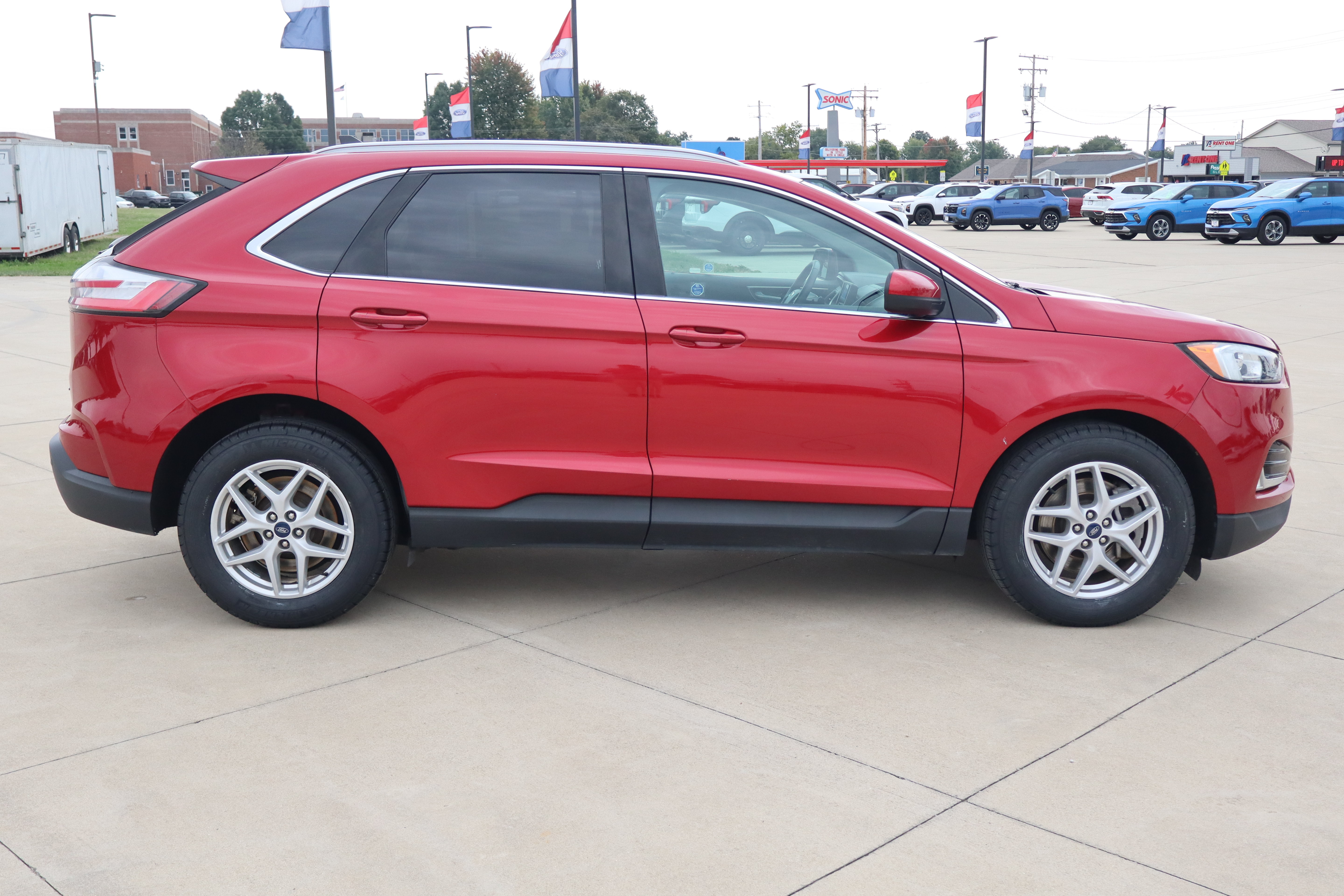 Used 2021 Ford Edge SEL w/ Convenience Package AWD/4WD image 4
