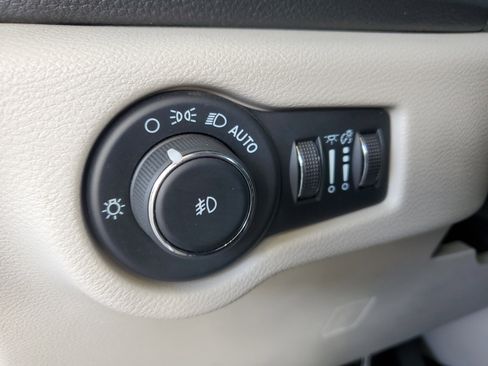 Certified 2024 Chrysler Pacifica Limited FWD image 21