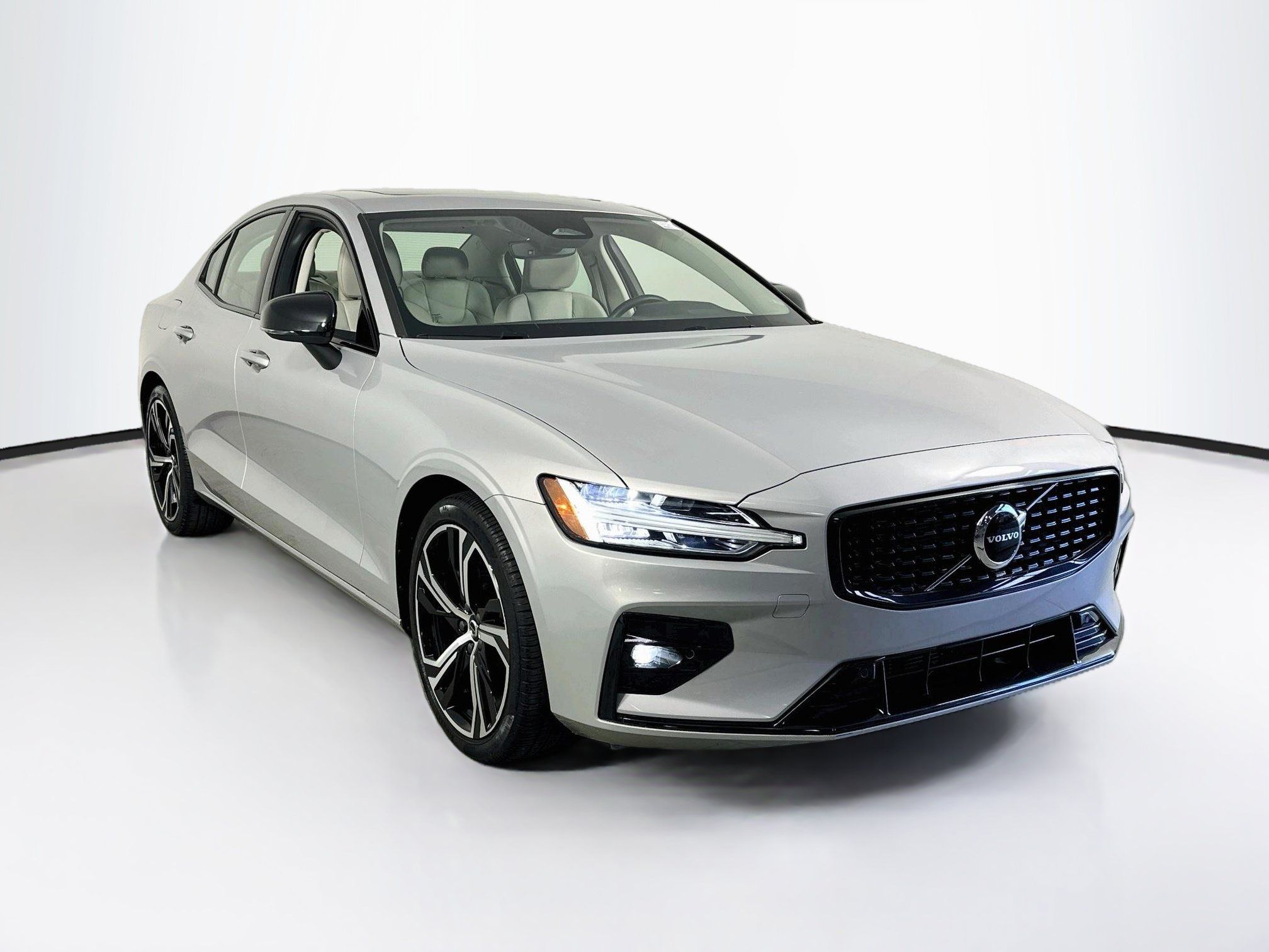 Used 2023 Volvo S60 B5 Core FWD image 3