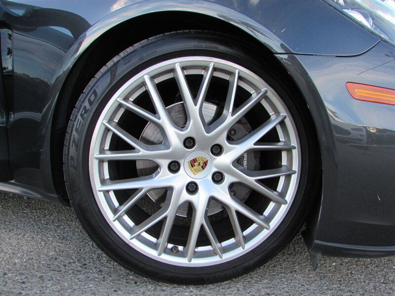 Used 2018 Porsche Panamera image 32