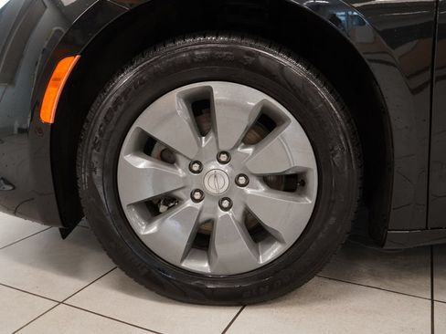 Used 2018 Chrysler Pacifica Limited w/ Advanced Safetytec Group FWD image 16