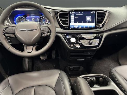 New 2026 Chrysler Pacifica Select image 5