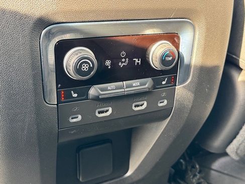 Used 2023 Chevrolet Suburban High Country image 12