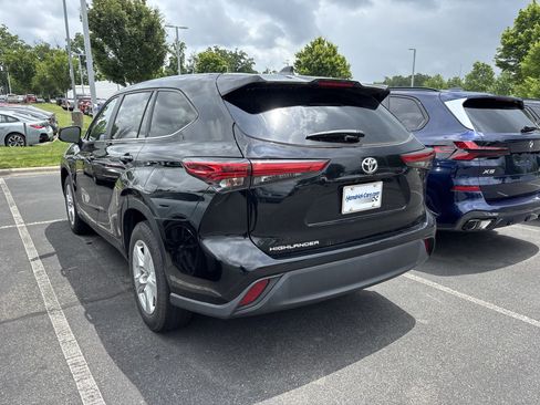 Used 2023 Toyota Highlander L FWD image 16