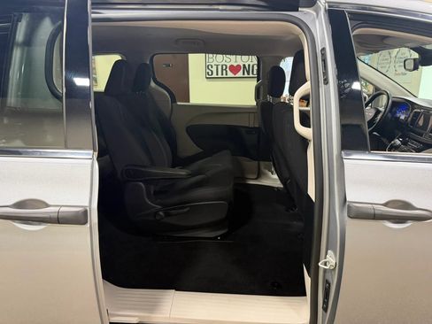 Used 2021 Chrysler Voyager L FWD image 27