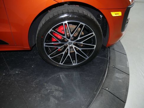 Certified 2023 Porsche Macan S AWD/4WD image 17
