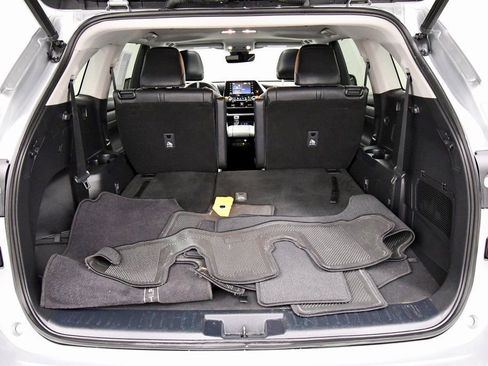 Used 2022 Toyota Highlander XLE image 7