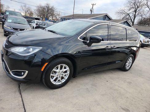 Used 2020 Chrysler Pacifica Touring image 3