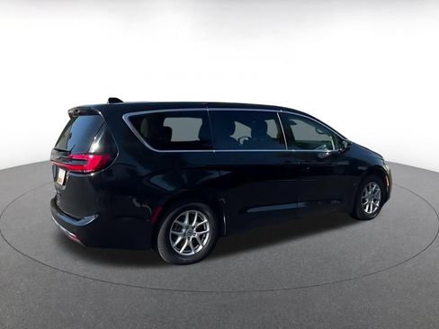 Used 2024 Chrysler Pacifica Touring-L FWD image 15