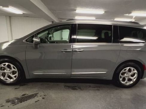 Used 2022 Chrysler Pacifica Limited FWD image 5
