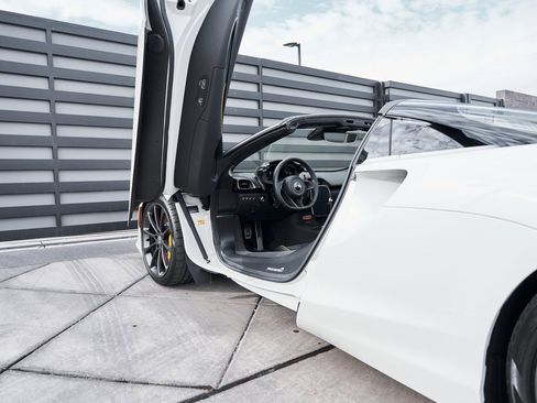 Used 2025 McLaren Artura image 32