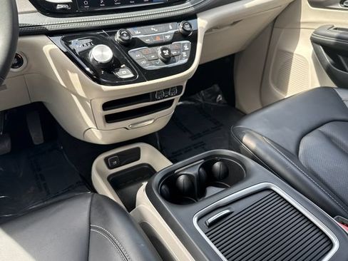Used 2023 Chrysler Pacifica Touring-L FWD image 11