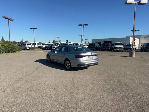 Used 2025 Volkswagen Jetta SE image 16