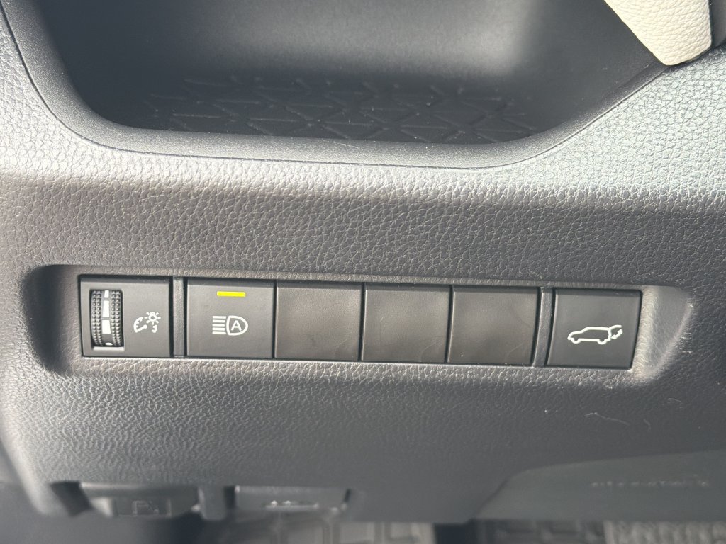 Used 2022 Toyota RAV4 XLE w/ Convenience Package FWD image 32