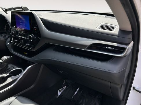 Used 2023 Toyota Highlander XLE AWD/4WD image 27