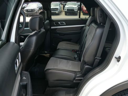 Used 2017 Ford Explorer XLT w/ Equipment Group 202A AWD/4WD image 22