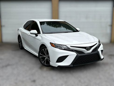 Used 2020 Toyota Camry SE FWD image 1