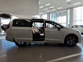 New 2026 Chrysler Pacifica Pinnacle video 3