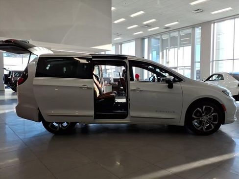 New 2026 Chrysler Pacifica Pinnacle image 3