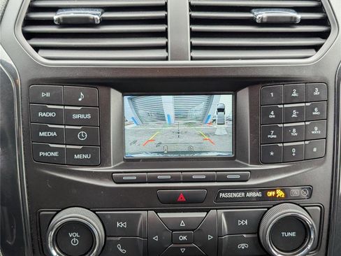 Used 2019 Ford Explorer XLT image 28