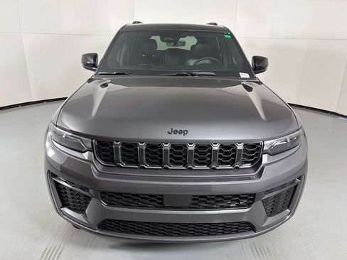 Used 2026 Jeep Grand Cherokee Altitude AWD/4WD image 3