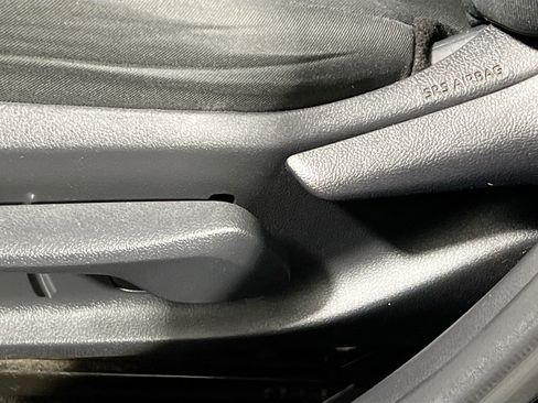 Used 2019 Toyota RAV4 LE FWD image 16