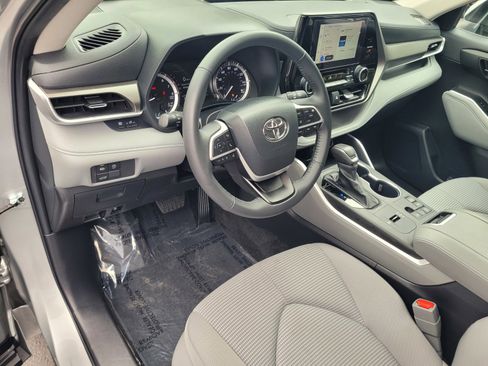 Used 2024 Toyota Highlander LE image 11