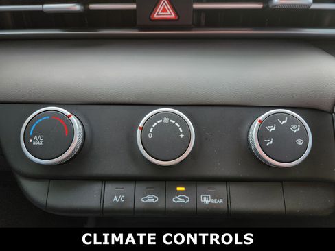 Used 2022 Hyundai Elantra SE image 9