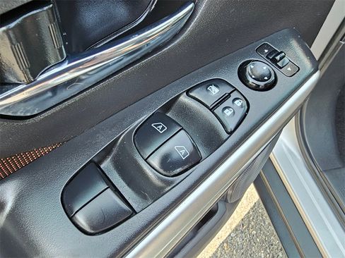 Used 2020 Nissan Kicks SR image 18