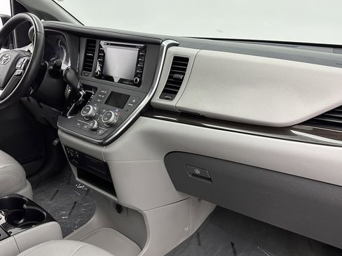 Used 2018 Toyota Sienna XLE image 33