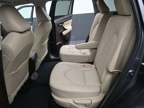 Used 2021 Toyota Highlander XLE FWD image 14