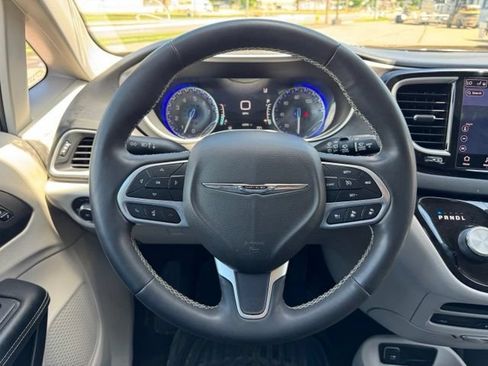 Used 2022 Chrysler Pacifica Touring-L w/ Uconnect Theater Family Group FWD image 20
