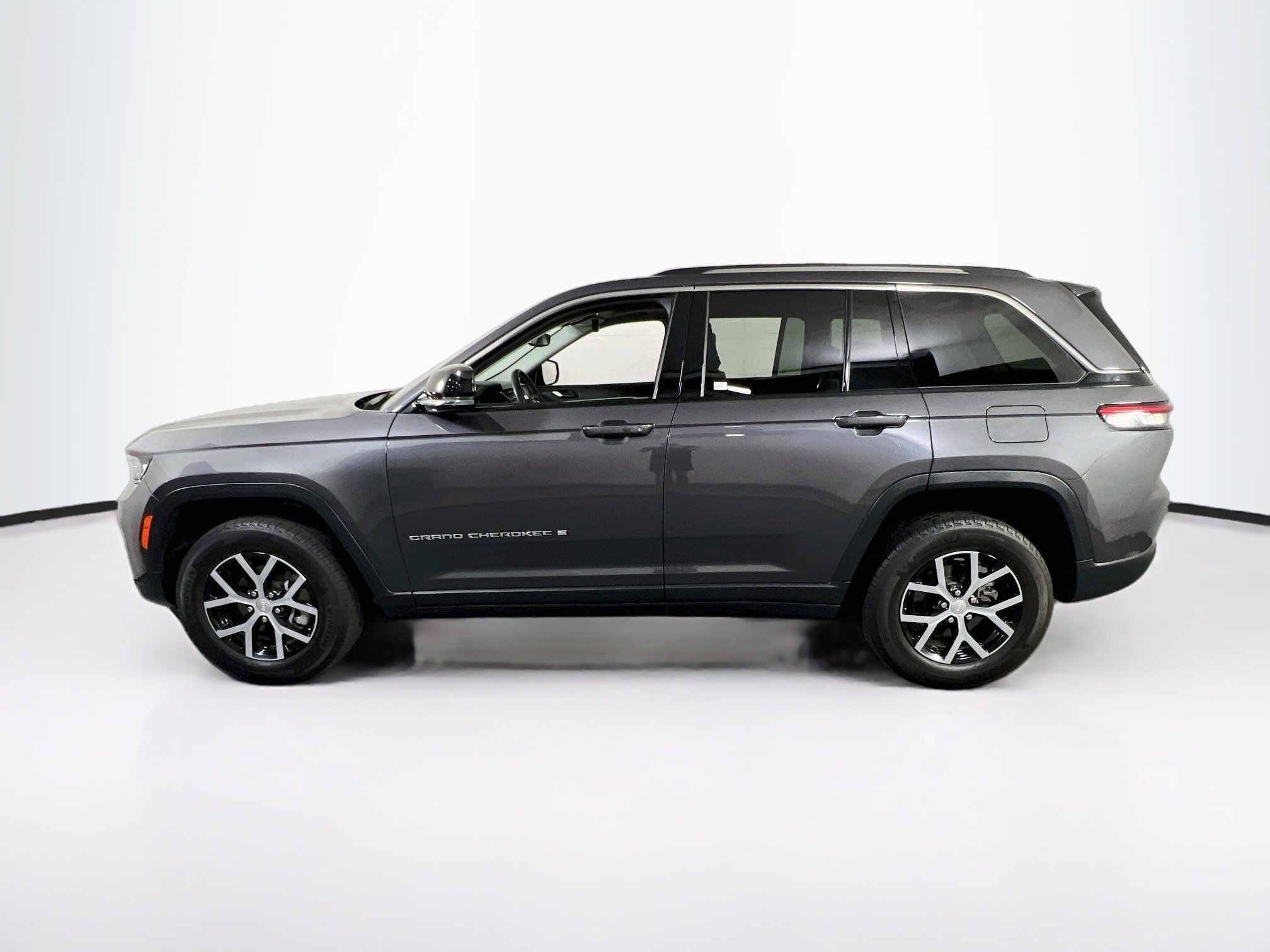 Used 2023 Jeep Grand Cherokee Limited AWD/4WD image 8