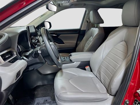 Used 2023 Toyota Highlander XLE image 18