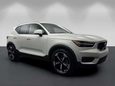 Used 2022 Volvo XC40 T5 Momentum w/ Premium Package AWD/4WD image 1