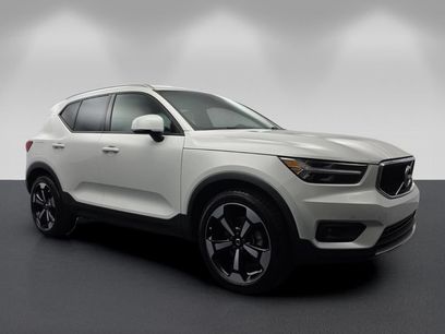 Used 2022 Volvo XC40 T5 Momentum w/ Premium Package
