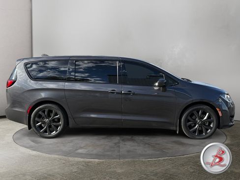 Used 2020 Chrysler Pacifica Touring w/ S Appearance Package FWD image 8