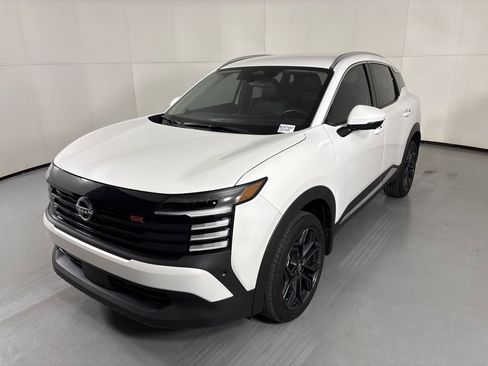 Certified 2025 Nissan Kicks SR FWD image 4