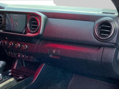 Used 2019 Toyota Tacoma TRD Off-Road w/ Technology Package AWD/4WD image 18
